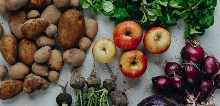Das Bild zeigt verschiedene Obst- und Gemüsesorten